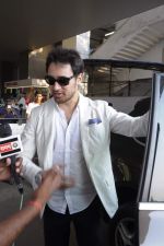 Imran Khan snapped after they return from F1 held at Delhi on 31st Oct 2011 (27).JPG
